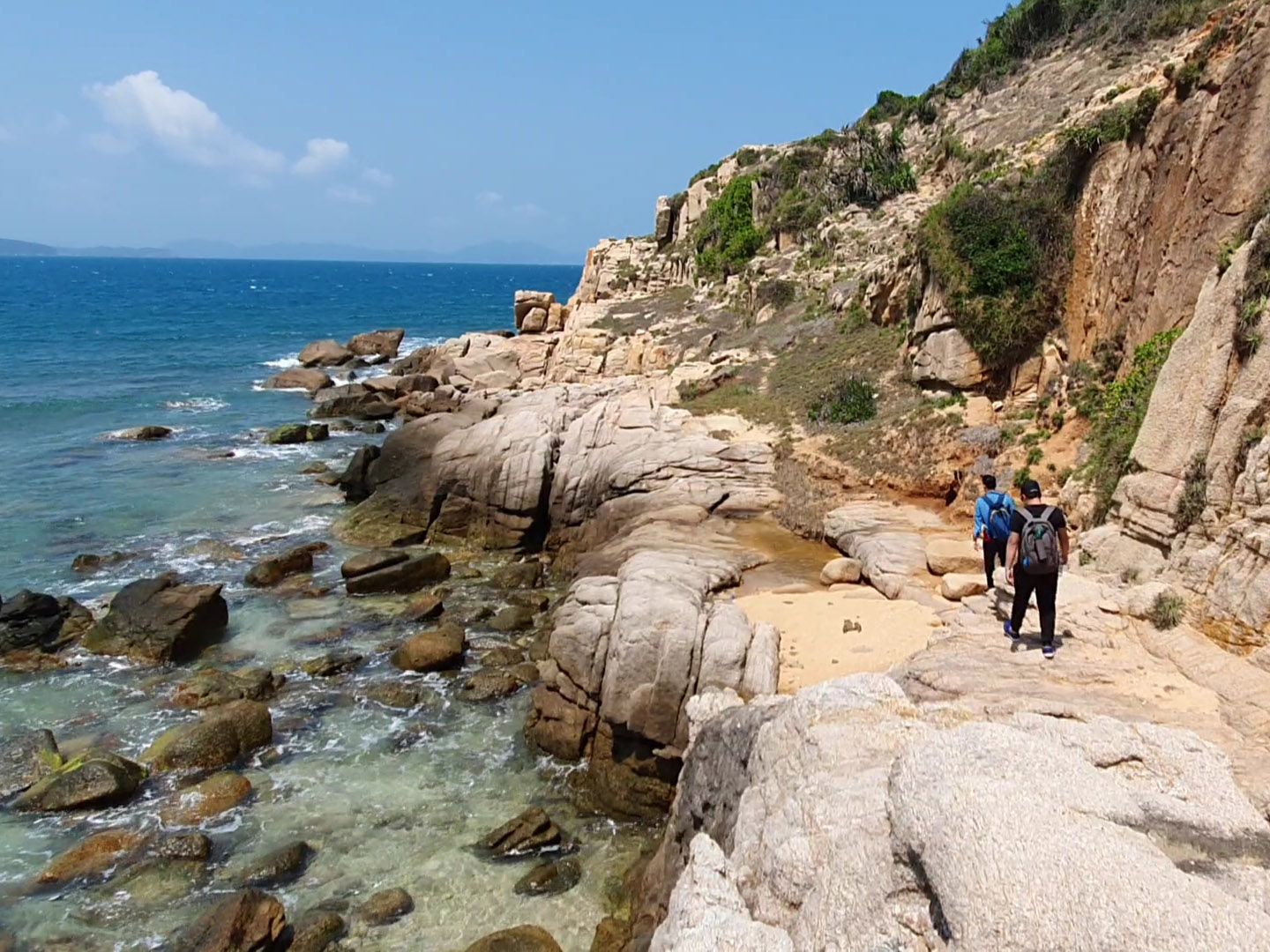 Vous pouvez faire une randonnée autour de l'île pour explorer la beauté sauvage d'ici