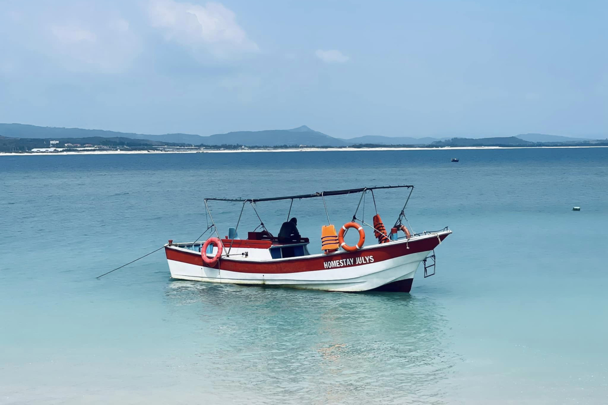 Bateaux emmène les touristes sur l'île de Mai Nha