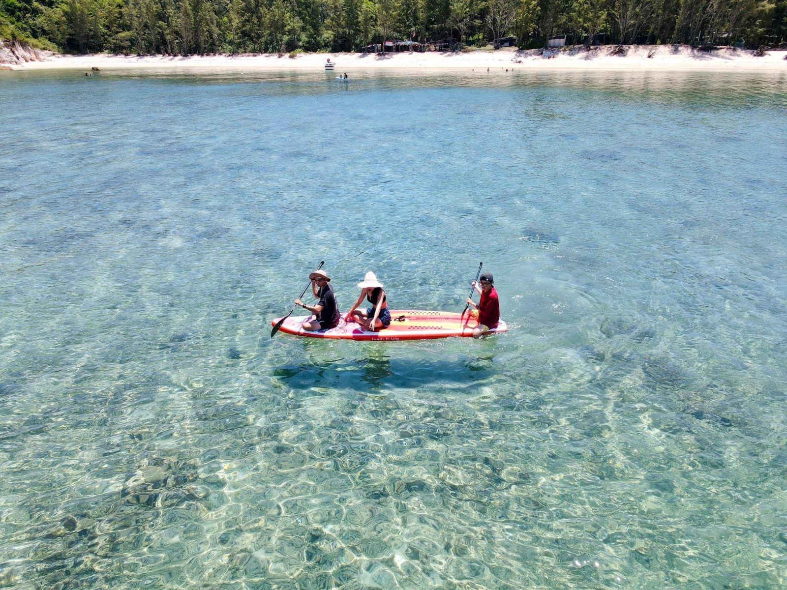 L'eau de mer ici est si claire que vous pouvez voir clairement les fonds marins