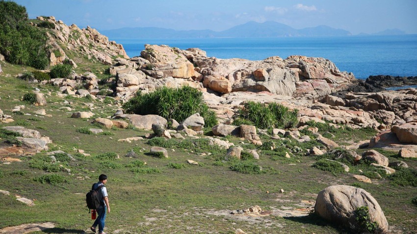La plage sur l'île de Mai Nha est entrcoupée par des roches raturelles