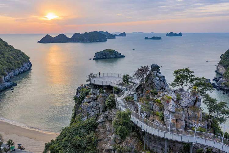 Ile des Singes offre une vue panoramique sur la baie de Lan Ha