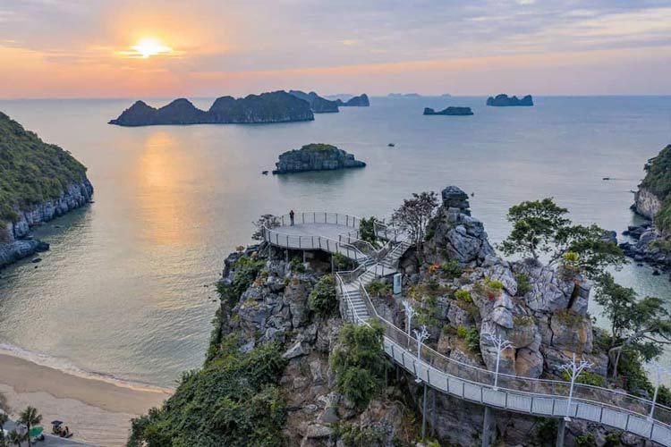 Ile des Singes possède la vư panoramique sur la baie de Lan Ha