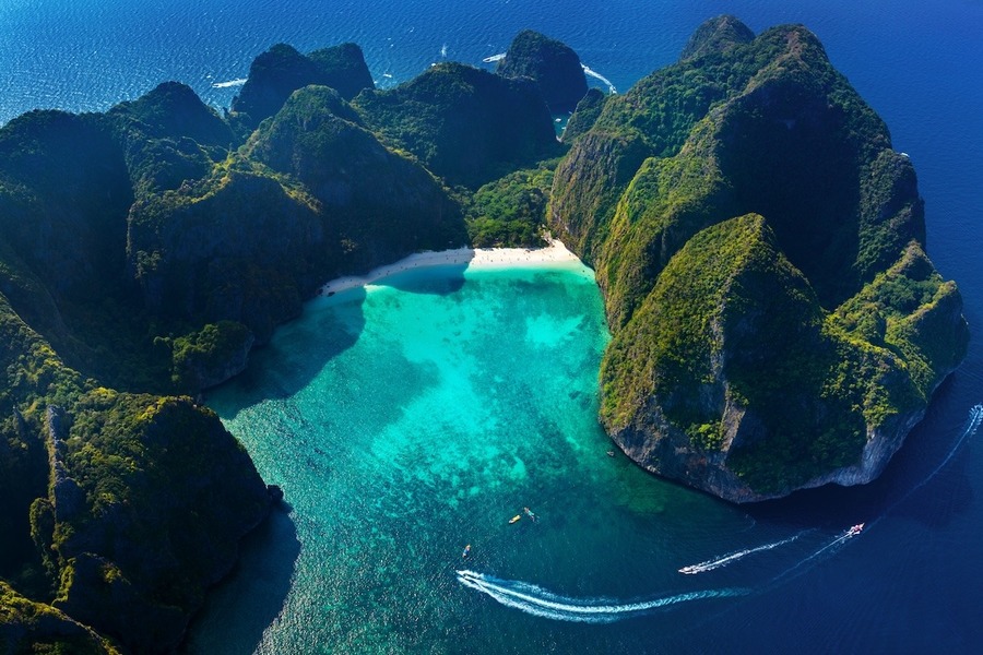 Koh Phi Phi est une île en Thaïlande emblématique qui attire de nombreux voyageurs en décembre