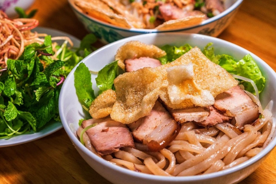 Cao lầu, spécialité locale aux nouilles épaisses et porc braisé