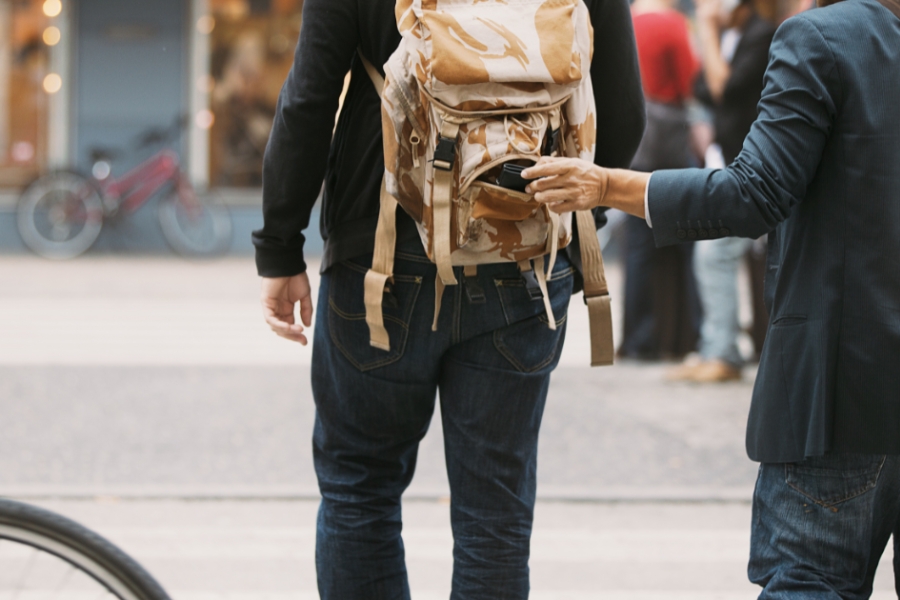 Attention aux pickpockets dans les zones touristiques densément fréquentées