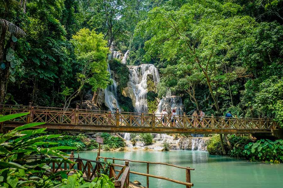 La cascade de Kuang Si est une attraction des itinéraires bien choisi dans le circuit Cambodge Laos