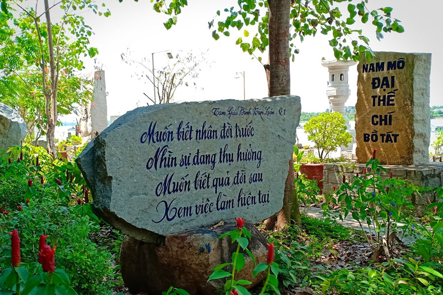 Le jardin aux écritures bouddhiques en pierre