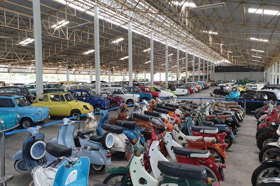 Il y a des centaines de motos dans le musée