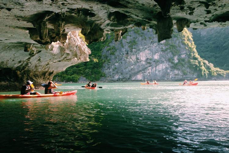 Lors de visiter l'ile des Singes, n'oubliez pas de faire du Kayak pour découvrir la baie de Lan Ha