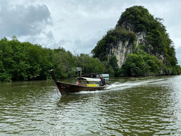 Bateau en bois est le moyen le plus populaire pour découvrir Khao Khanab Nam