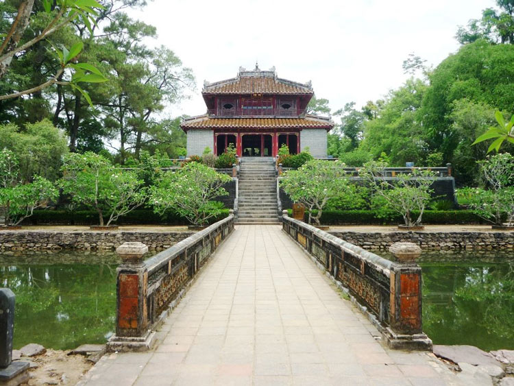Khiem Cung Mon 