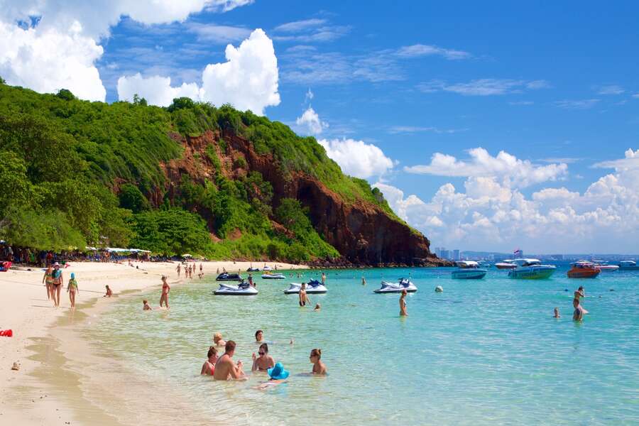 L'île de Koh Lan se trouve à environ 7 kilomètres au large de la station balnéaire de Pattaya, dans la province de Chonburi