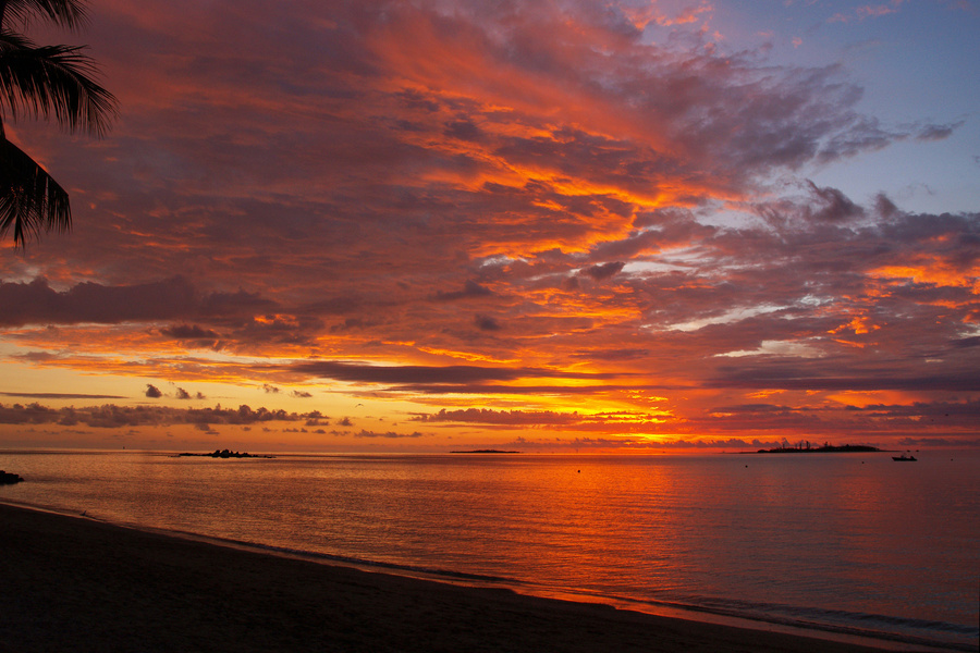 La plage de Samae est sans doute l’un des plus beaux endroits de l'île de Koh Lan pour admirer le coucher du soleil