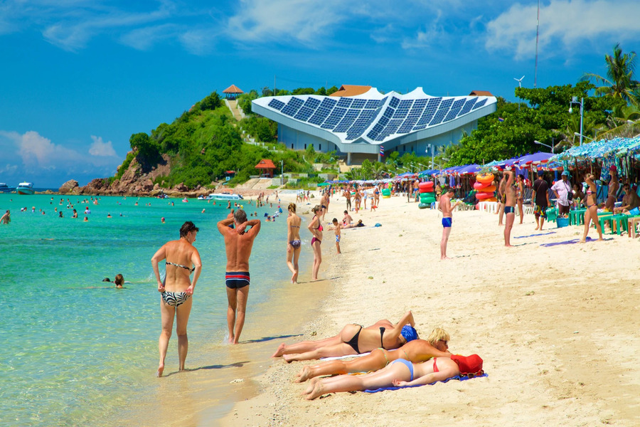 Située à l’ouest de l’île, la plage de Samae est populaire pour ses installations modernes