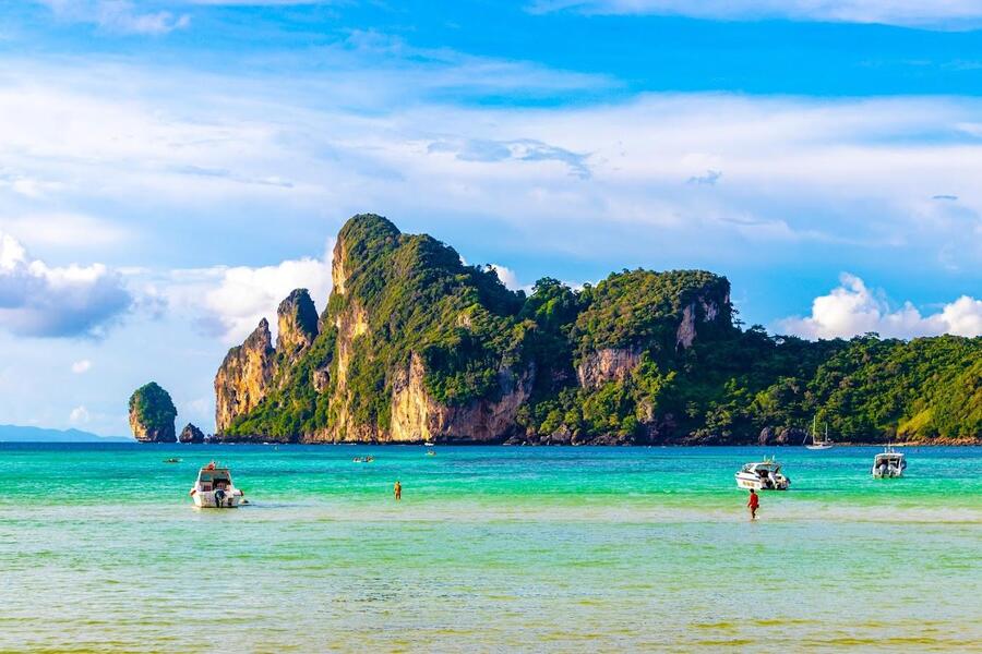 Les îles de Koh Phi Phi séduisent par leurs eaux turquoise