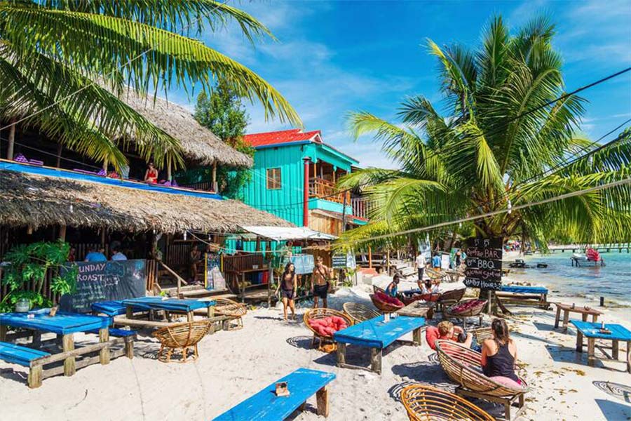 Restaurant sur plage à Koh Rong