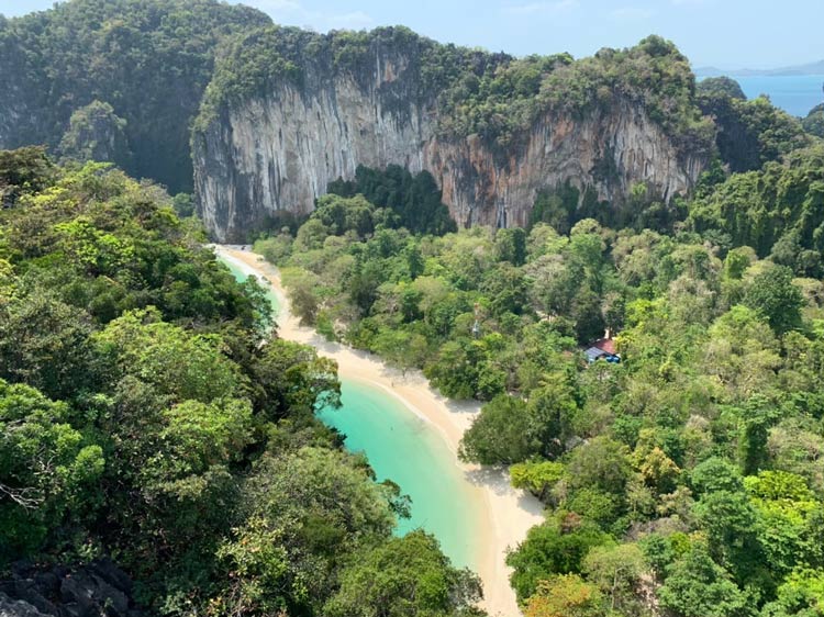 Koh Hong est attractive par ses montagnes calcaires