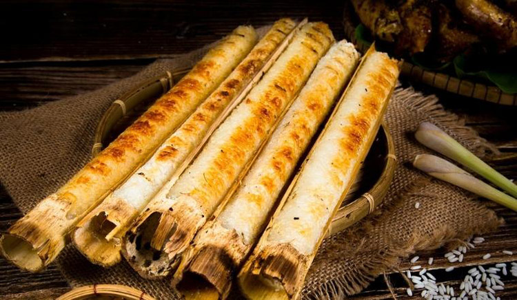 Riz gluant cuit dans des bambous