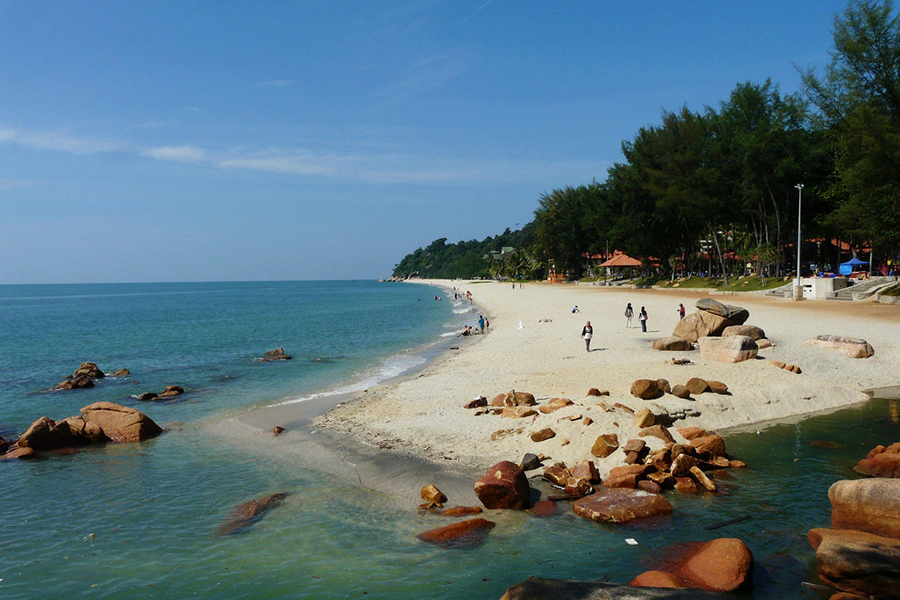 Plage de Teluk Cempedak à Kuantan offre un cadre idyllique et paisible