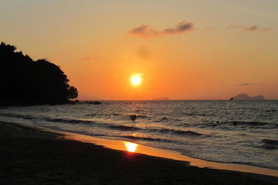 Coucher de soleil sur la plage de Damai