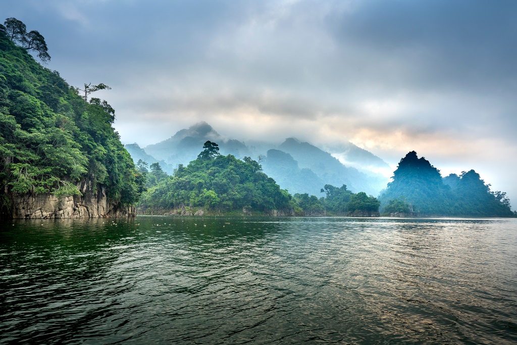Le paysage du lac Na Hang avec ses petites îles captivera les visiteurs