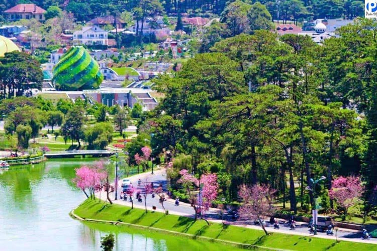 Le lac de Xuan Huong porte une beauté poétique