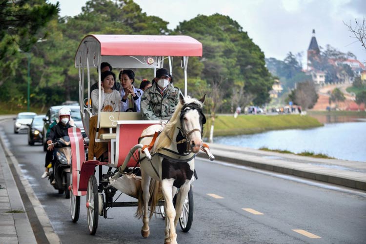 N'oubliez pas de faire une balade à cheval autour du lac de Xuan Huong