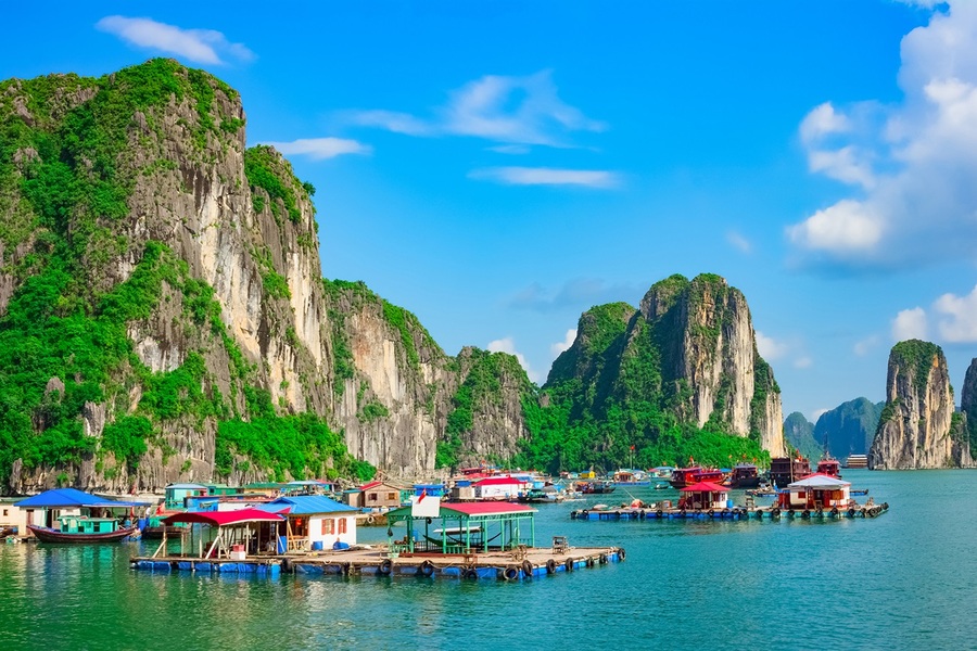 Exploration des grottes et visite des villages flottants typiques de la baie d’Ha Long