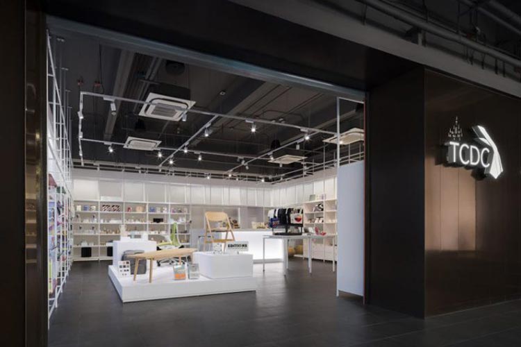 L'espace d'exposition est décoré en noir