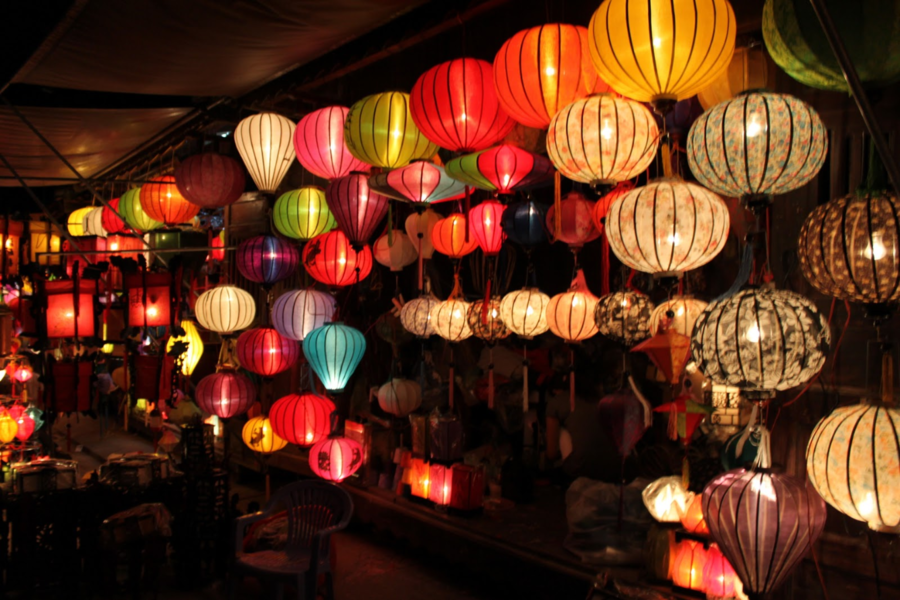 Lanternes multicolores éclairant la nuit lors du défilé traditionnel de la Fête de la Mi-Automne au Vietnam