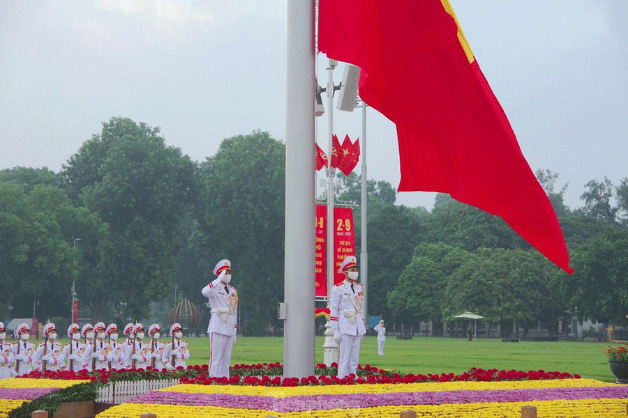 Cérémonie du lever du drapeau sur la place Ba Dinh