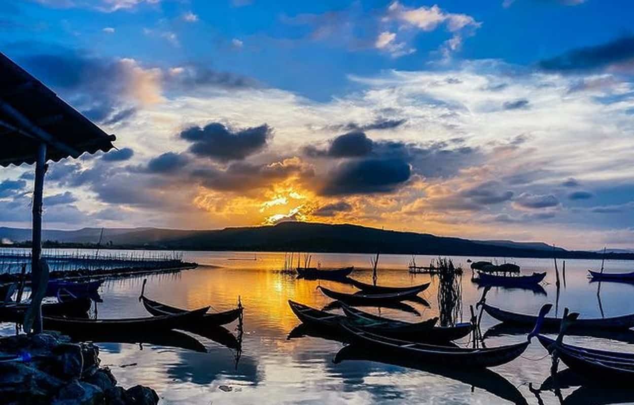 Lever du soleil majestueux sur lagune d'O Loan