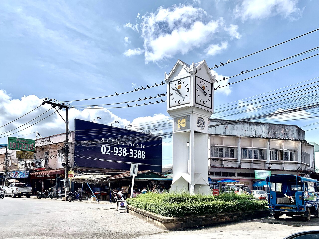 Ancienne tour de l'horloge blanche de Chiang Rai au bord d'une rue