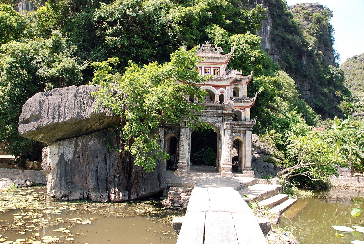Pagode Bích Động adossée à la montagne calcaire, avec ses toits anciens
