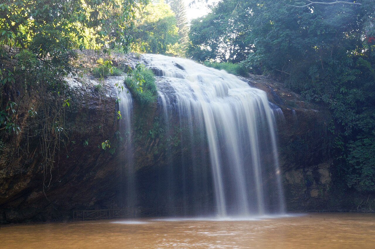 Cascade de Prenn tombant dans un bassin brun entourée de forêt
