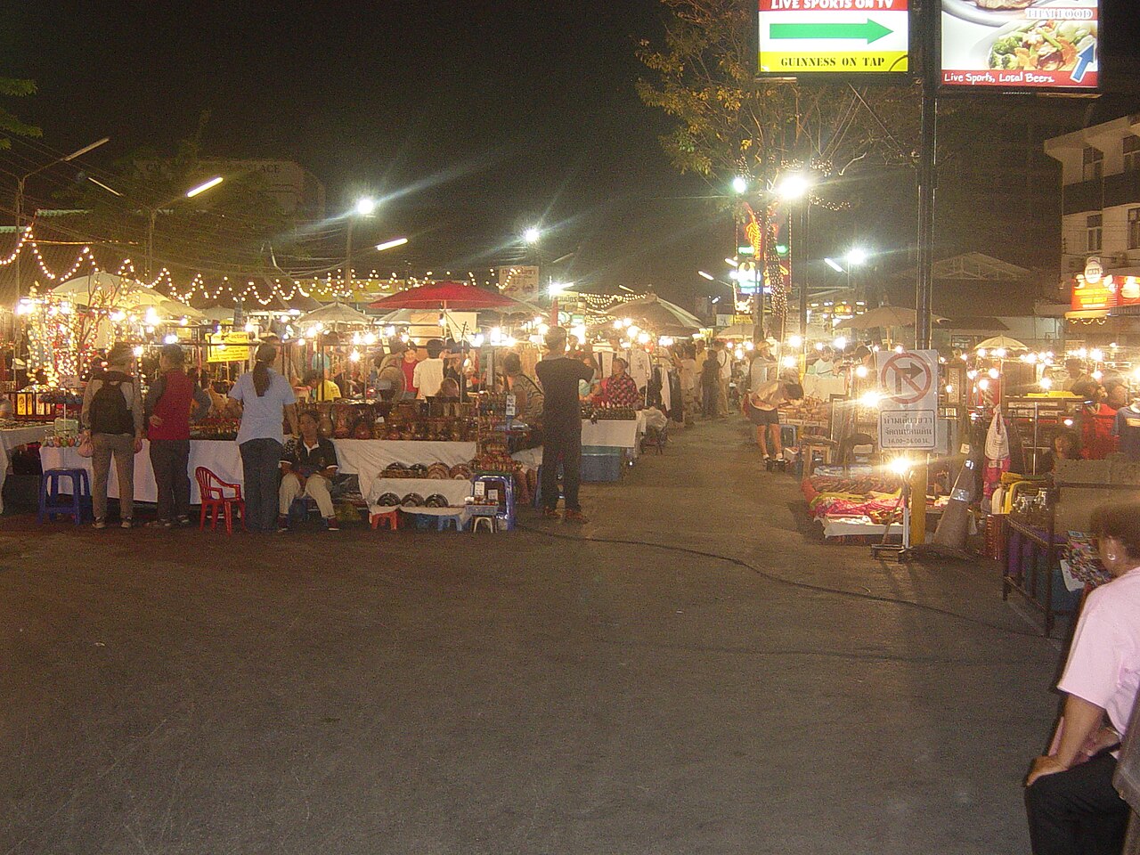Place du bazar de nuit de Chiang Mai avec tables et stands éclairés