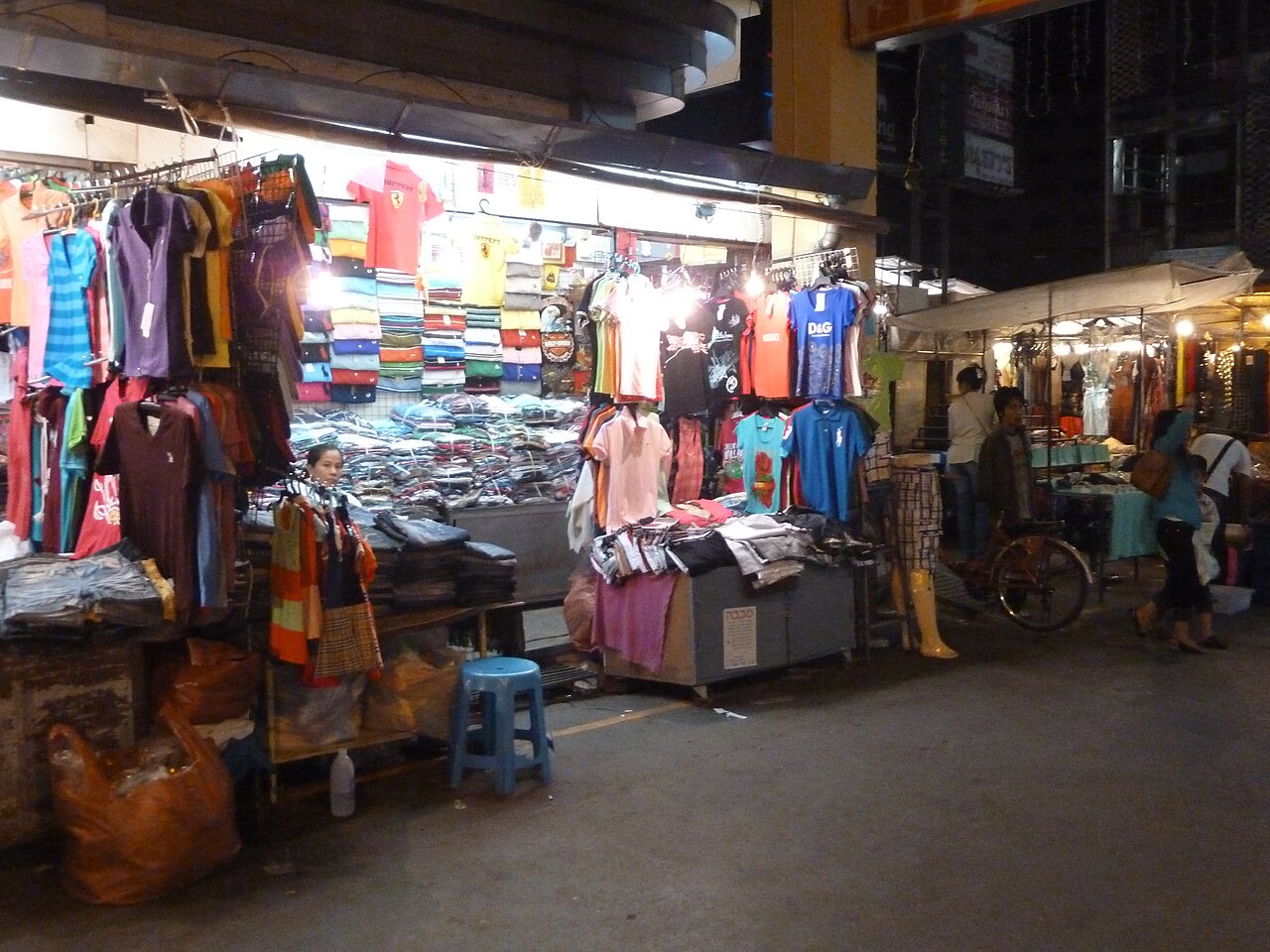 Stand de vêtements et de tissus au bazar de nuit de Chiang Mai