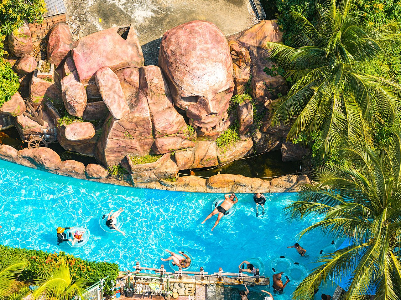 Piscine et rochers sculptés du parc aquatique Aquatopia à Hòn Thơm