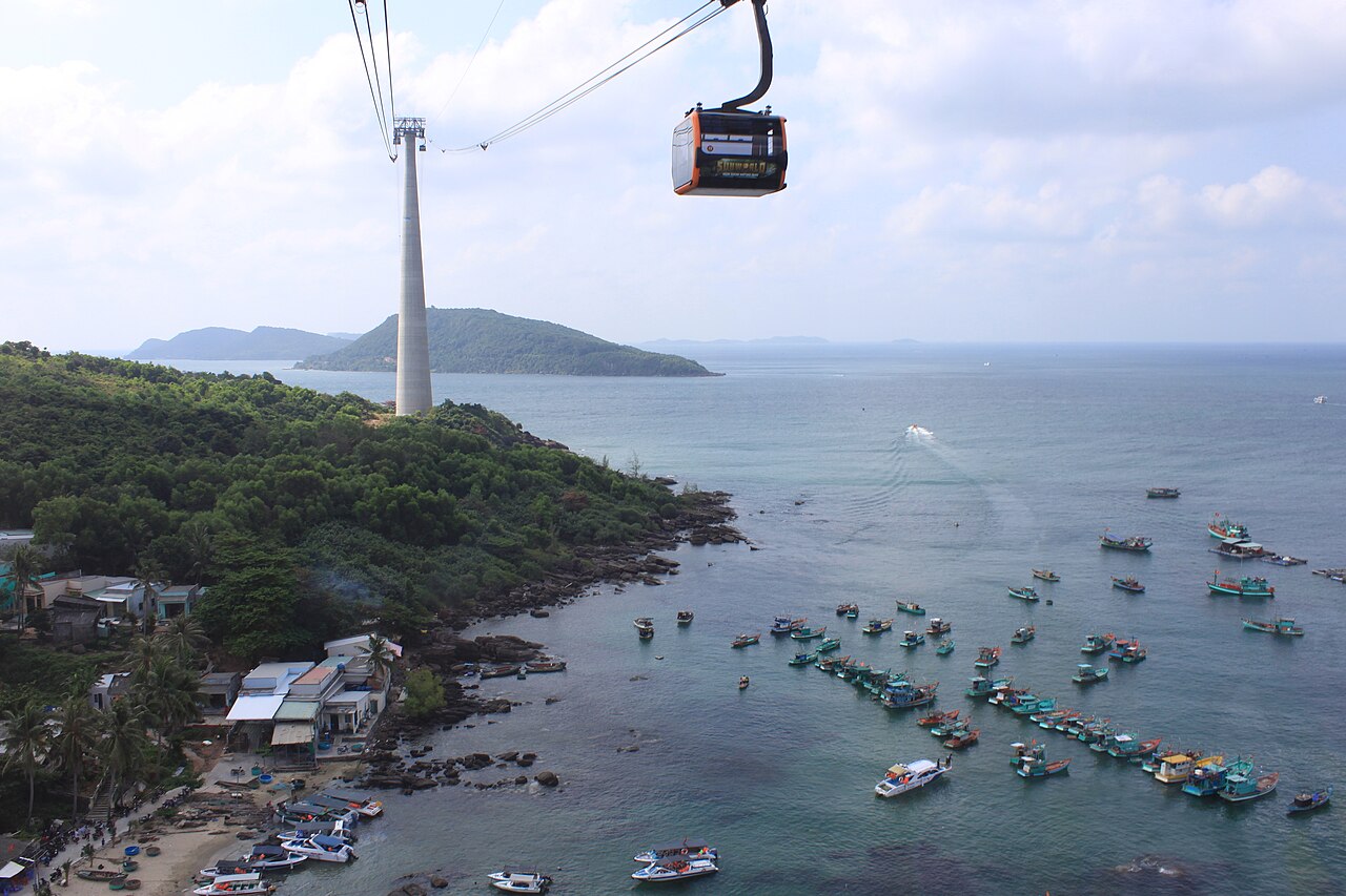 Téléphérique de Hòn Thơm au-dessus du port de pêche d'An Thới
