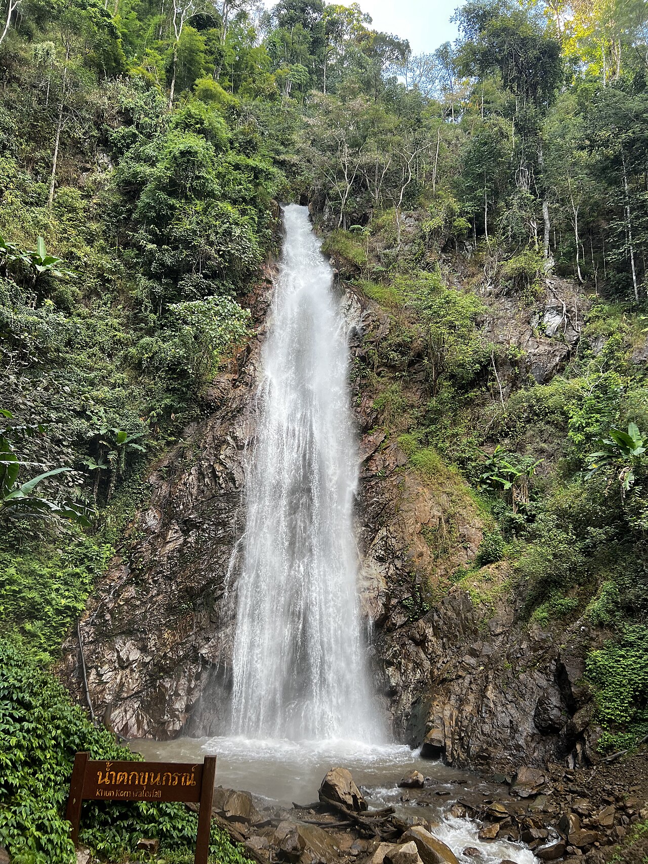 Cascade de Khun Korn tombant d'une falaise boisée près de Chiang Rai
