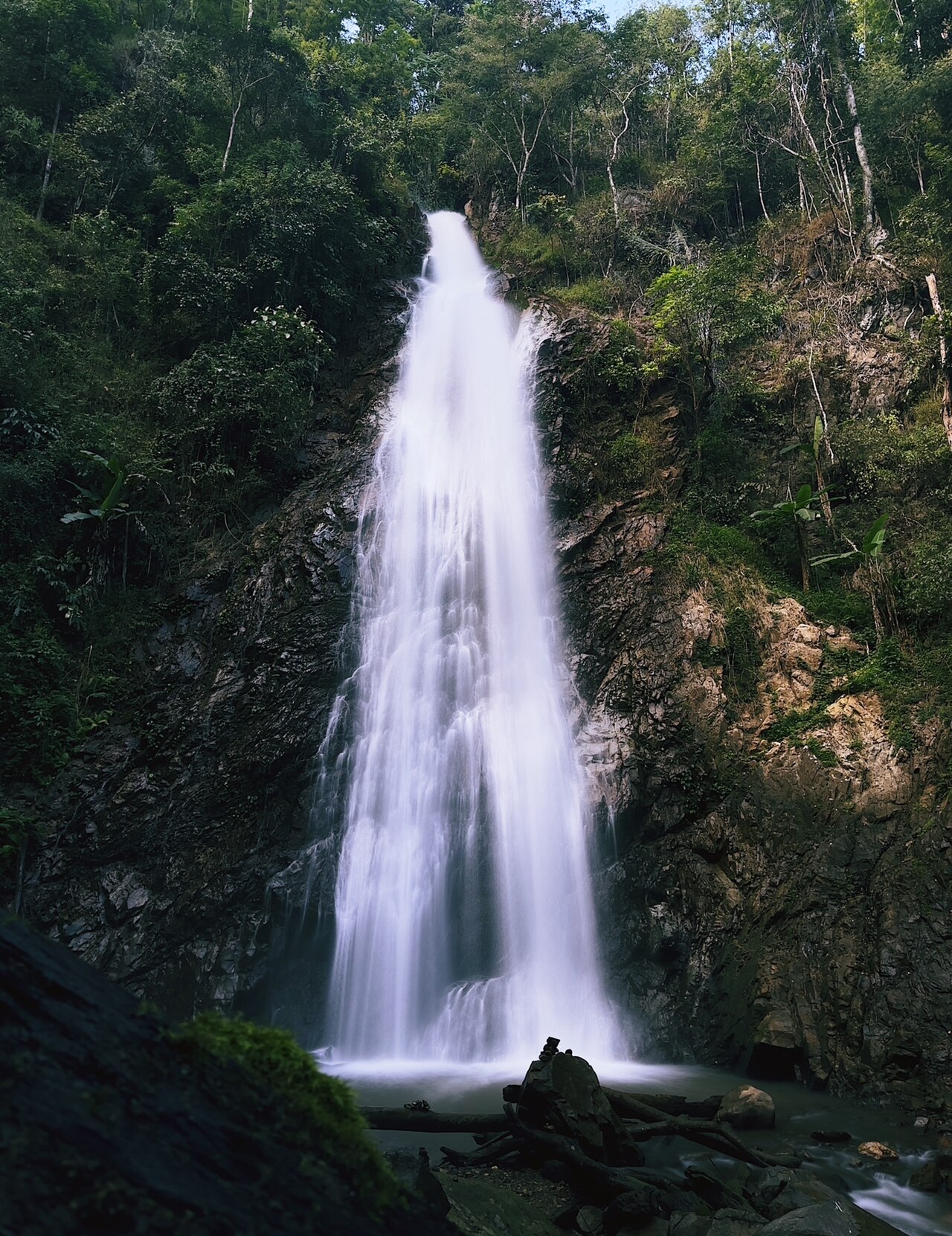 Long ruban d'eau de la cascade de Khun Korn dans la végétation