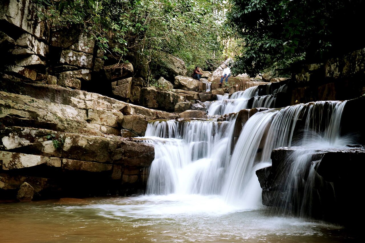 Petite cascade en gradins sur des dalles de grès à Kirirom