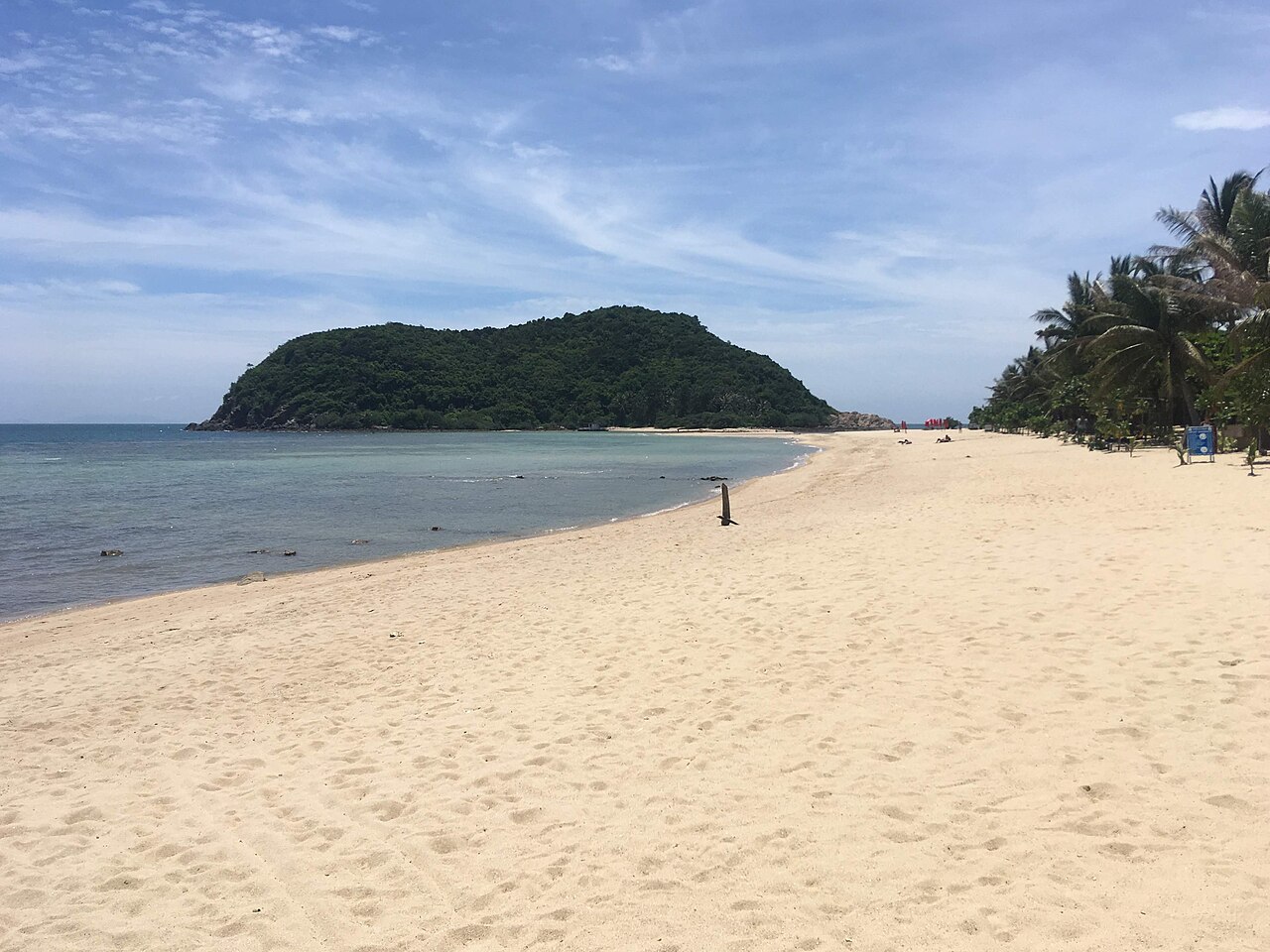 Plage de Mae Haad et îlot boisé de Koh Ma à Koh Pha Ngan