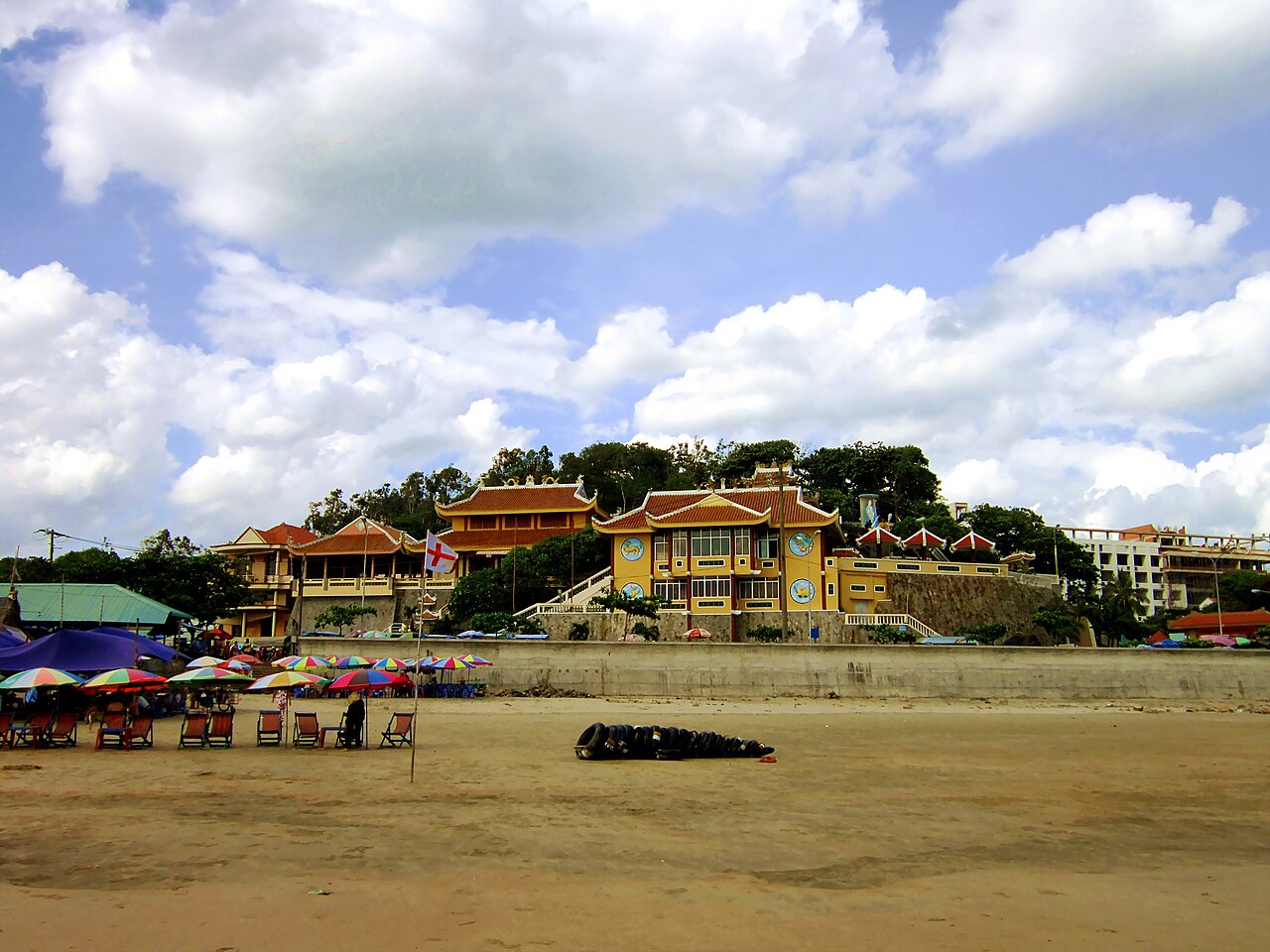 Temple Dinh Cô sur sa colline au-dessus de la plage de Long Hải
