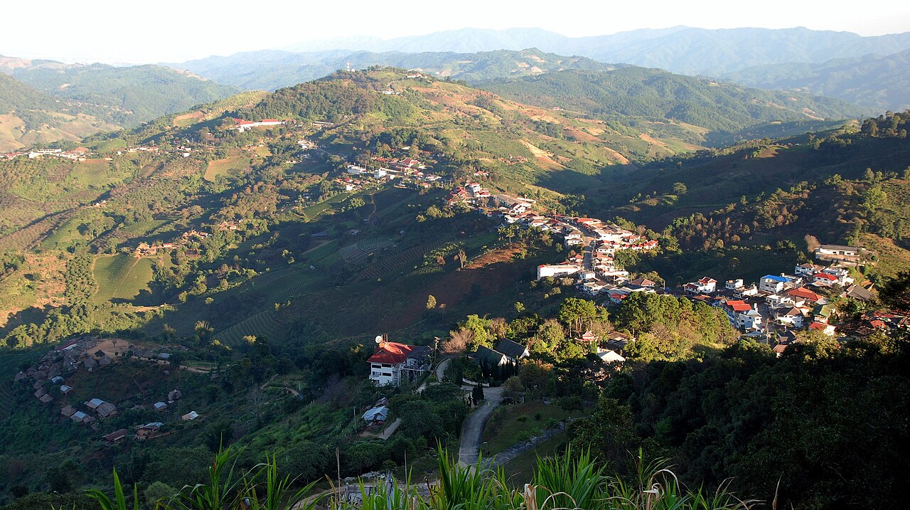 Village de Mae Salong étagé sur une crête au milieu des collines