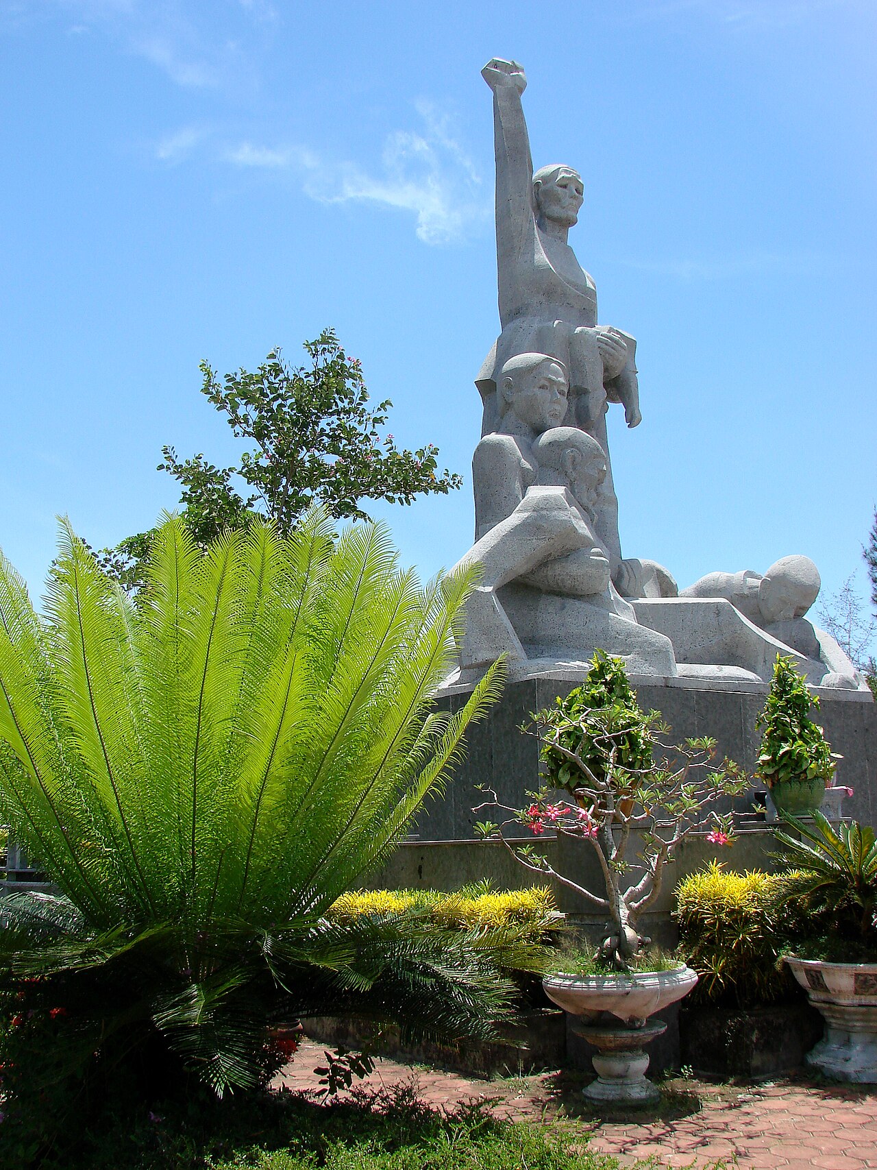 Monument principal du mémorial de Sơn Mỹ, sculpture de pierre d'une femme portant un enfant