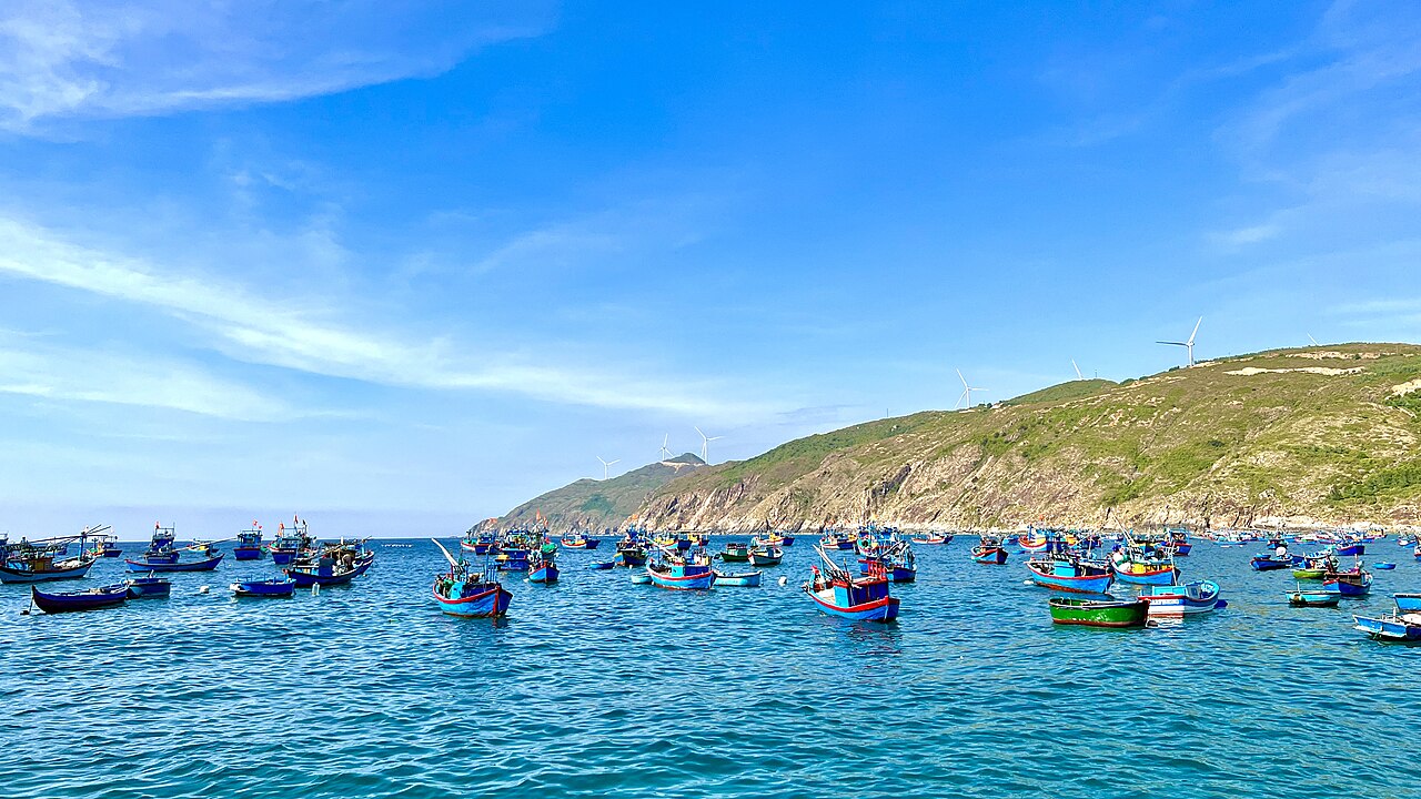 Bateaux de pêche colorés au mouillage devant le village de Nhơn Lý