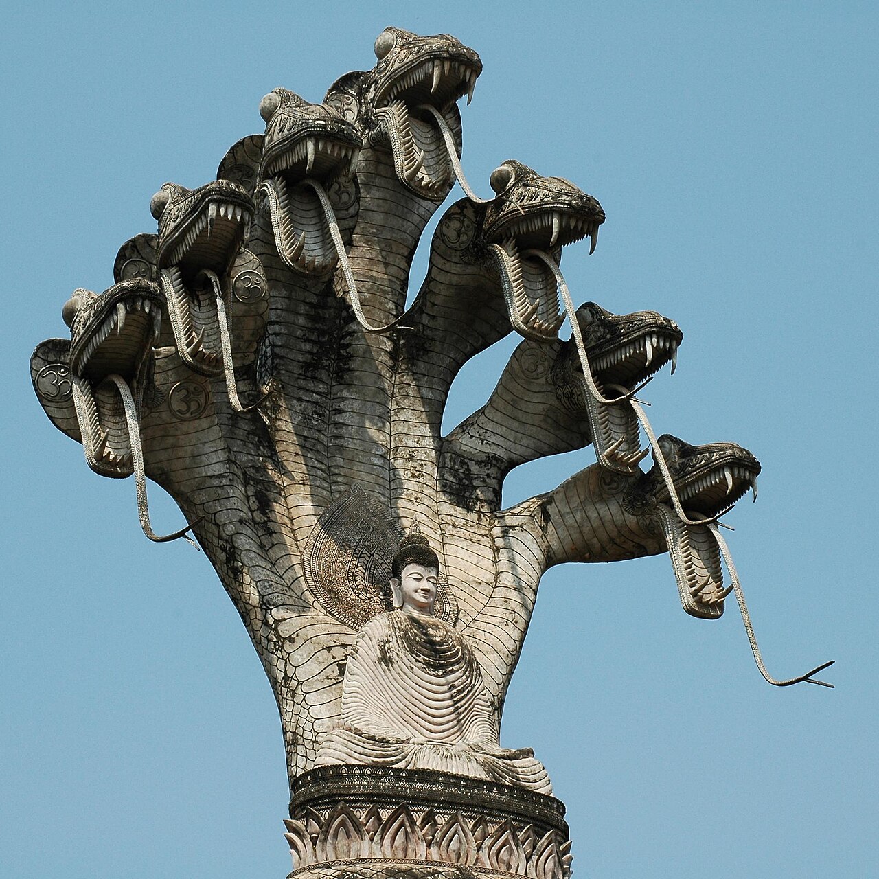 Bouddha méditant sous un naga à sept têtes géant à Sala Kaew Ku