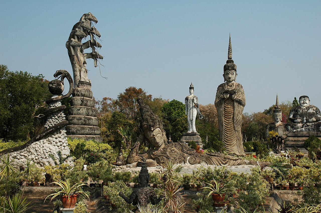Allées de statues de béton au milieu des arbres dans le parc Sala Kaew Ku
