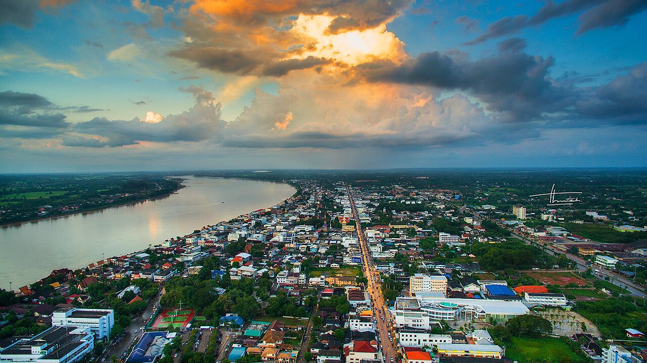 Vue aérienne de Nong Khai au bord du Mékong sous un ciel nuageux